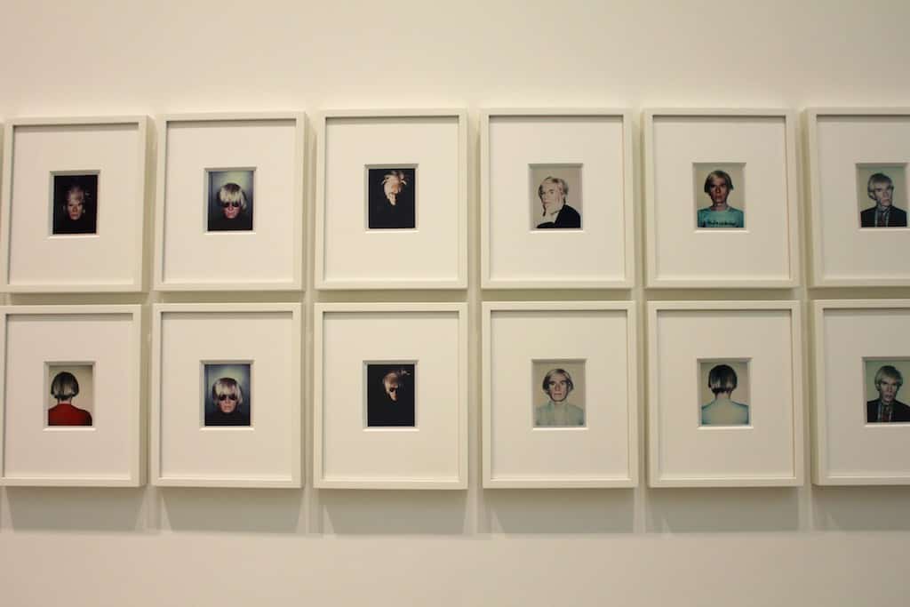 Vorläufer des Selfies: Andy Warhols Self-Portraits mit krassem "out-of-bed-look"